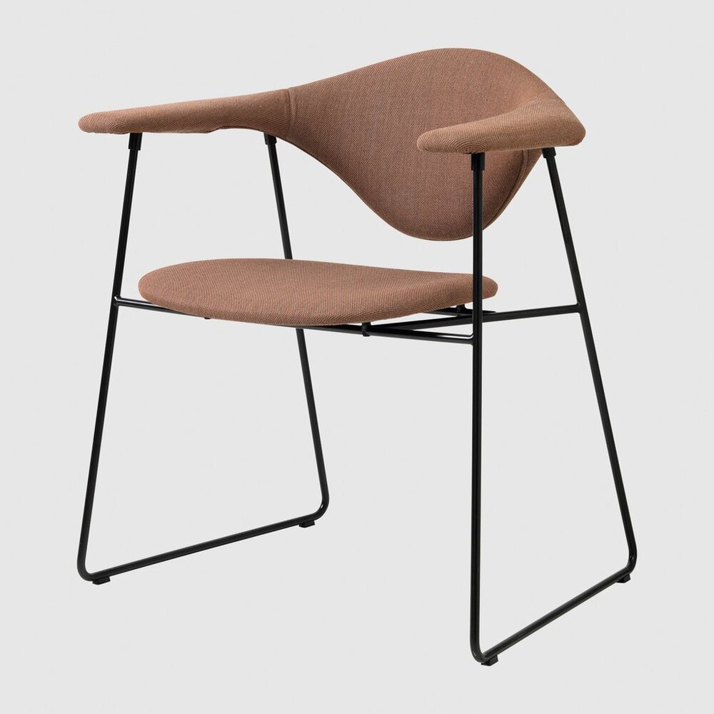 GUBI Masculo Dining Chair - Fully Upholstered - Sledge base. Изображение 1