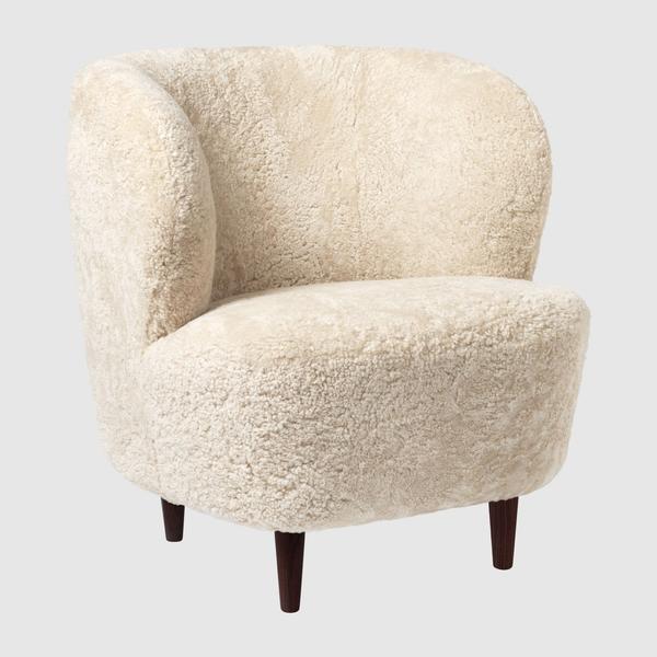 Крісло GUBI Stay Lounge Chair - Small, with wood legs, Sheepskin upholstery. Изображение 1